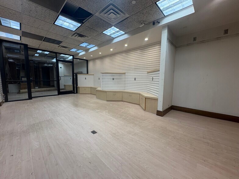 More Photos Of 401 W High St, Lexington Hotel For Lease