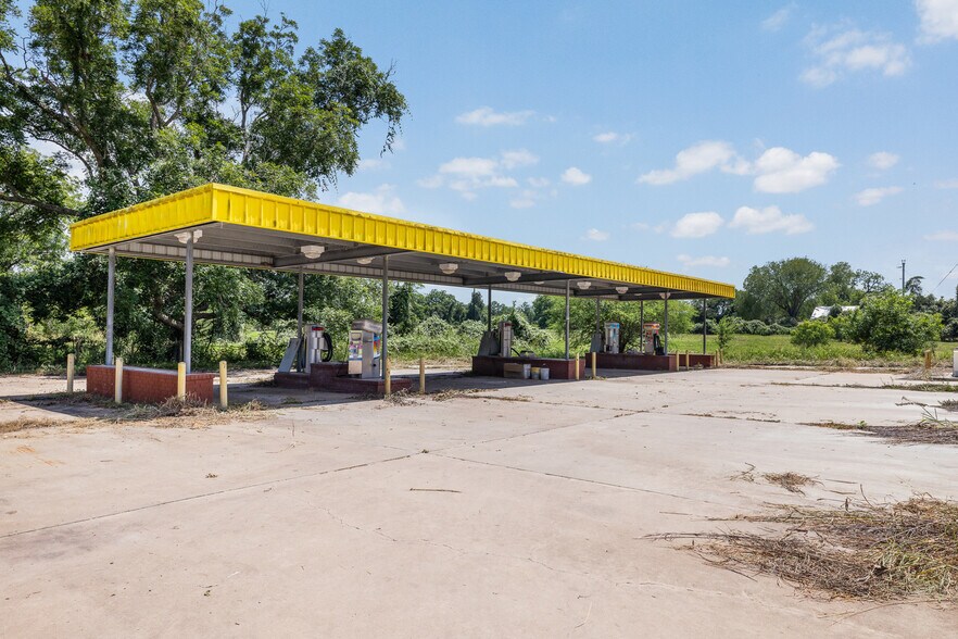 More Photos Of 621 W Travis St, La Grange Carwash For Sale