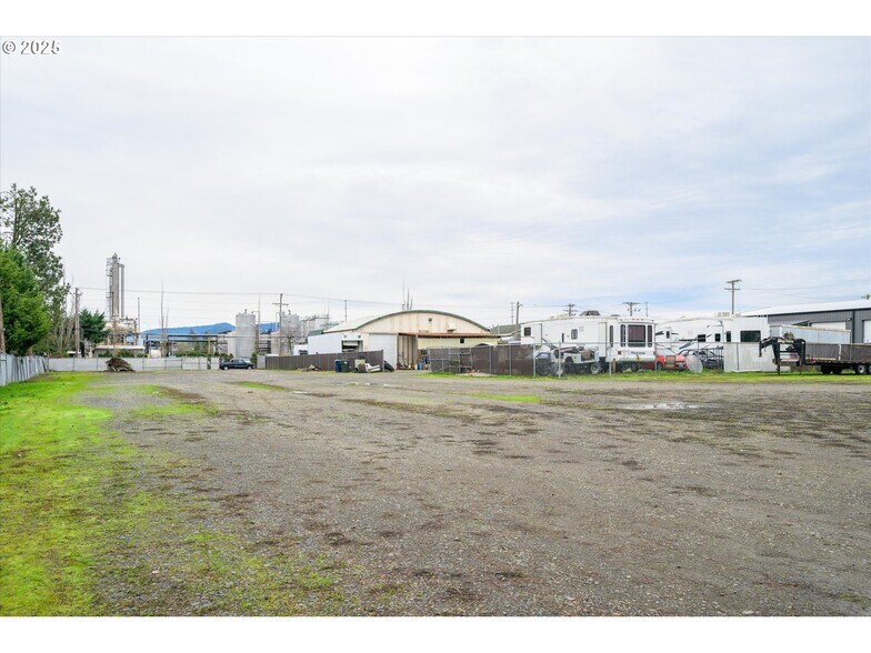 More Photos Of 364 28th St, Springfield Freestanding For Sale