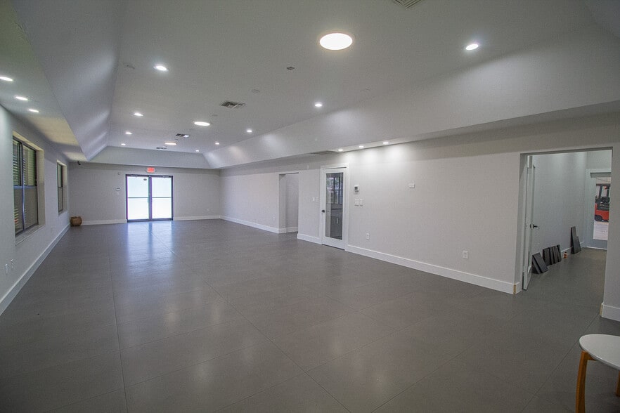 More Photos Of 8270 Pascal Dr, Punta Gorda Service For Lease