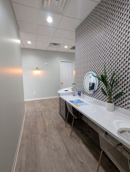 More Photos Of 5706 San Felipe St, Houston General Retail For Lease