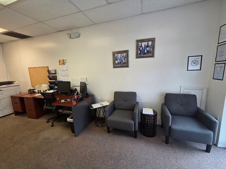 More Photos Of 7810 Kingspointe Pky, Orlando Warehouse For Lease