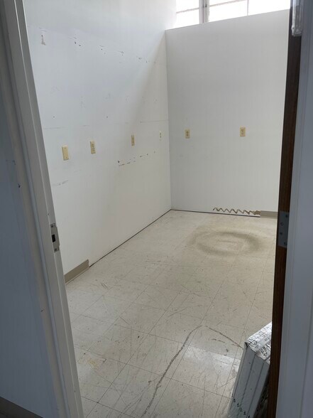 More Photos Of 100 Commerce Dr, Freehold Manufacturing For Lease