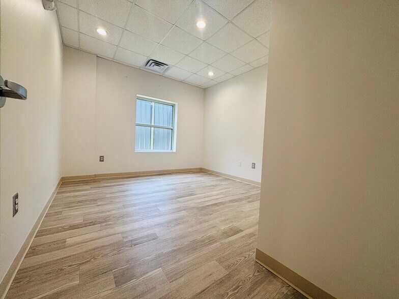 More Photos Of 131 Parkwood Cir, Carrollton General Retail For Lease