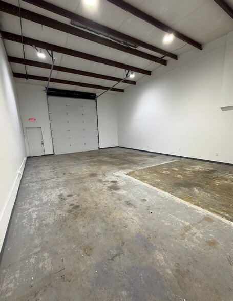 More Photos Of 221 Baker Rd, Houston Manufacturing For Lease