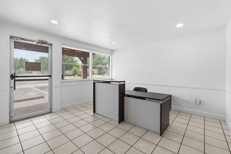 More Photos Of 1120 E 52nd St, Austin Flex For Sale