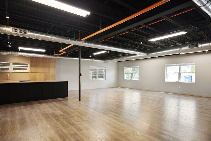 More Photos Of 10830 Navajo Dr, Saint Petersburg Showroom For Sale