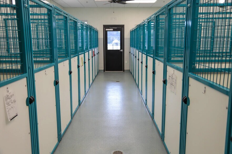 More Photos Of 2020 N Kelly Ave, Edmond Veterinarian Kennel For Sale