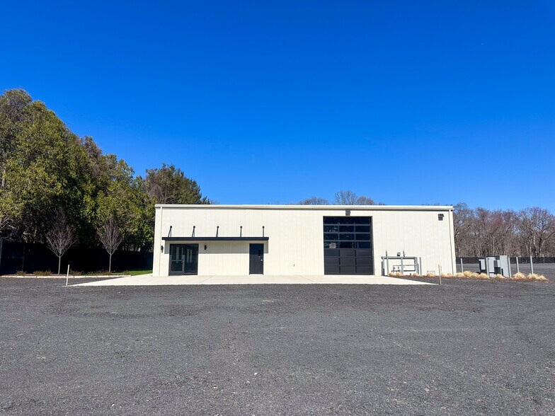 More Photos Of 85 Pierson Ln, Windsor Manufacturing For Lease