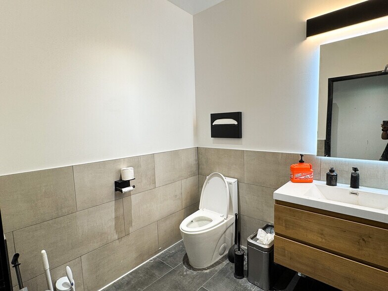 More Photos Of 401-405 W Foothill Blvd, Monrovia Freestanding For Sale