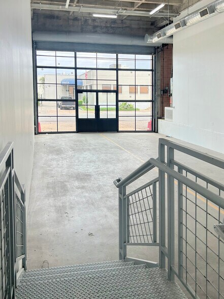 More Photos Of 1824 Spring St, Houston Showroom For Lease