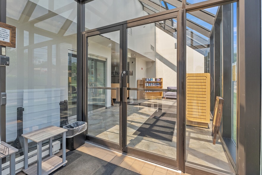 More Photos Of 45 Bartlett St, Marlborough Light Manufacturing For Lease