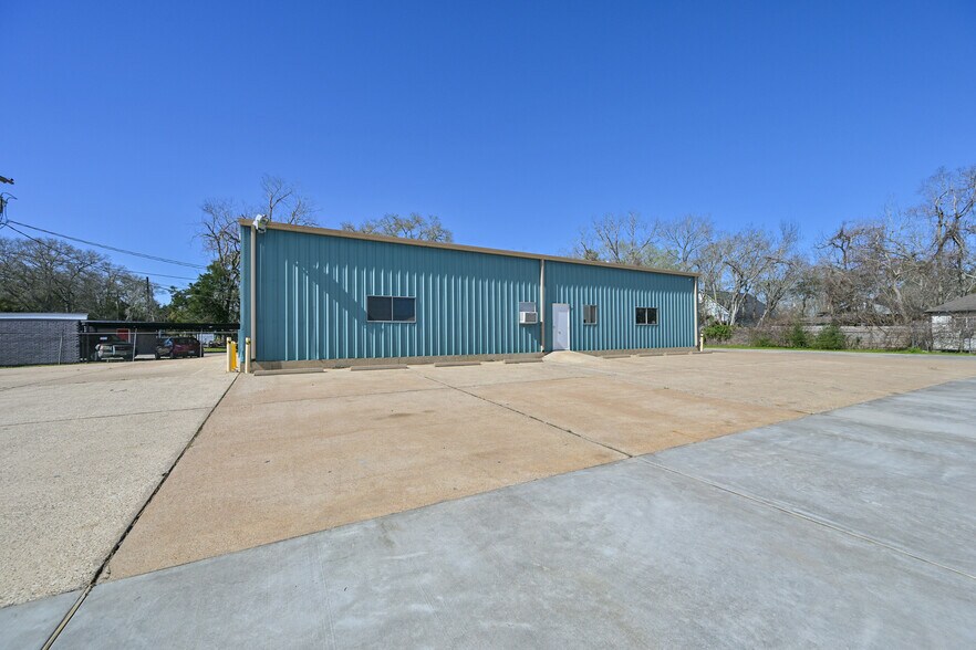More Photos Of 314 E Walker St, League City Warehouse For Lease