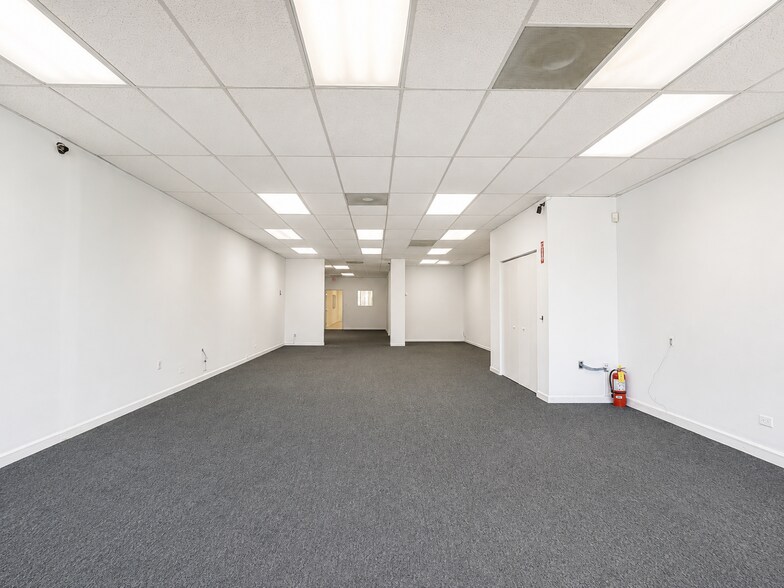 More Photos Of 5250 N Broadway St, Chicago Storefront For Lease