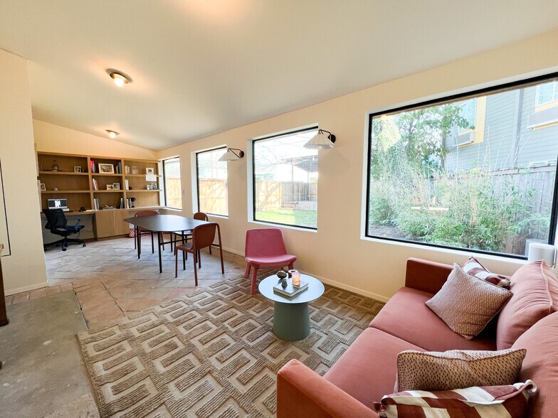 More Photos Of 2300 Coronado St, Austin Storefront Retail Office For Sale