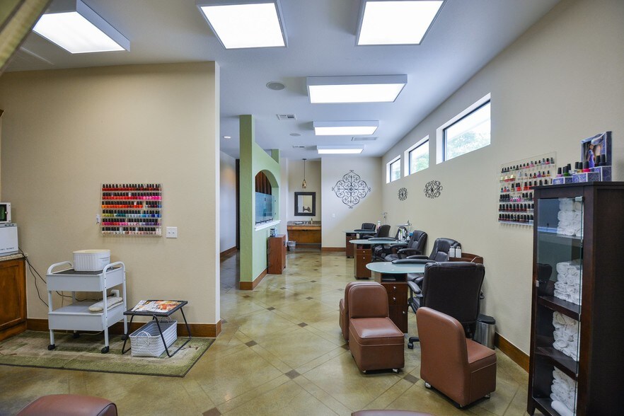 More Photos Of 2320 Airport Rd, Temple Storefront Retail Office For Lease