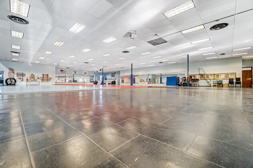 More Photos Of 20 Iron Gate Park Dr, Centerville Storefront Retail Office For Lease