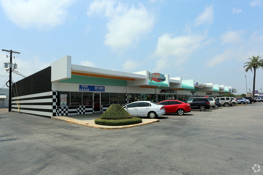 More Photos Of 3800-4060 S Staples St, Corpus Christi Storefront For Lease
