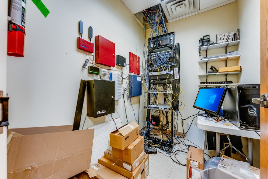 More Photos Of 2050 Winners Dr, Fairmont Auto Repair For Sale