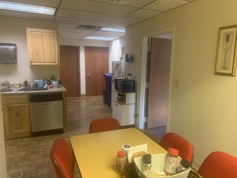 More Photos Of 21 Main St, Rochester Storefront Retail Residential For Lease