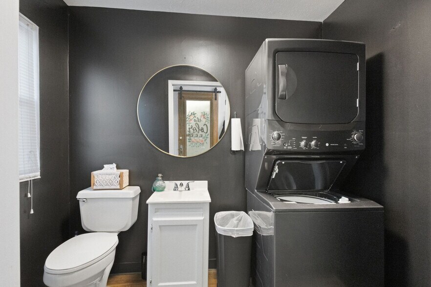 More Photos Of 116 S Franklin St, Brazil General Retail For Sale