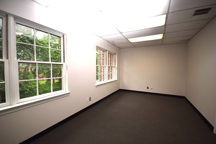 More Photos Of 121-123 Rowell Ct, Falls Church Office For Lease