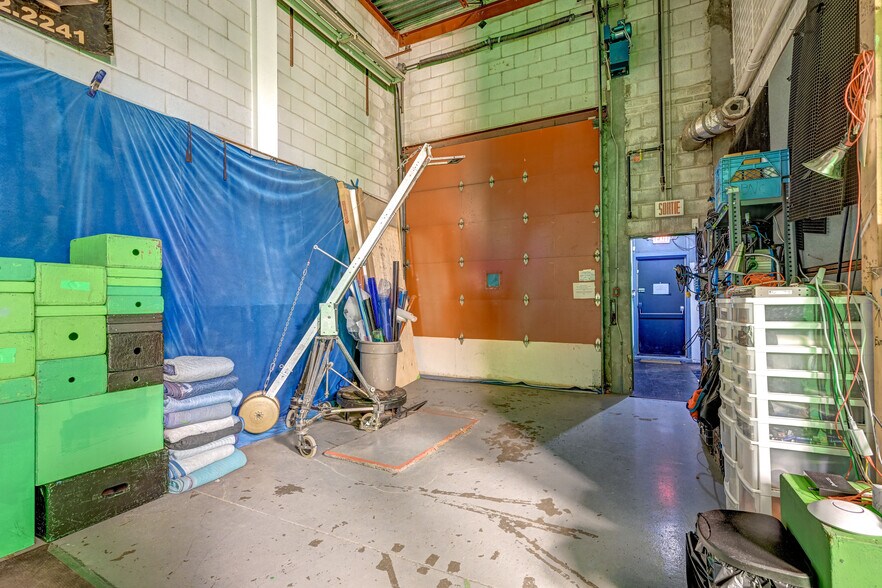 More Photos Of 2251 Av Papineau, Montréal Light Distribution For Sale