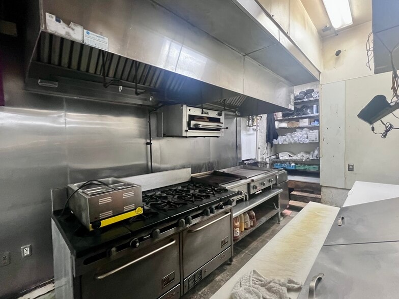 More Photos Of 95 S Main St, Memphis Storefront Retail Office For Lease