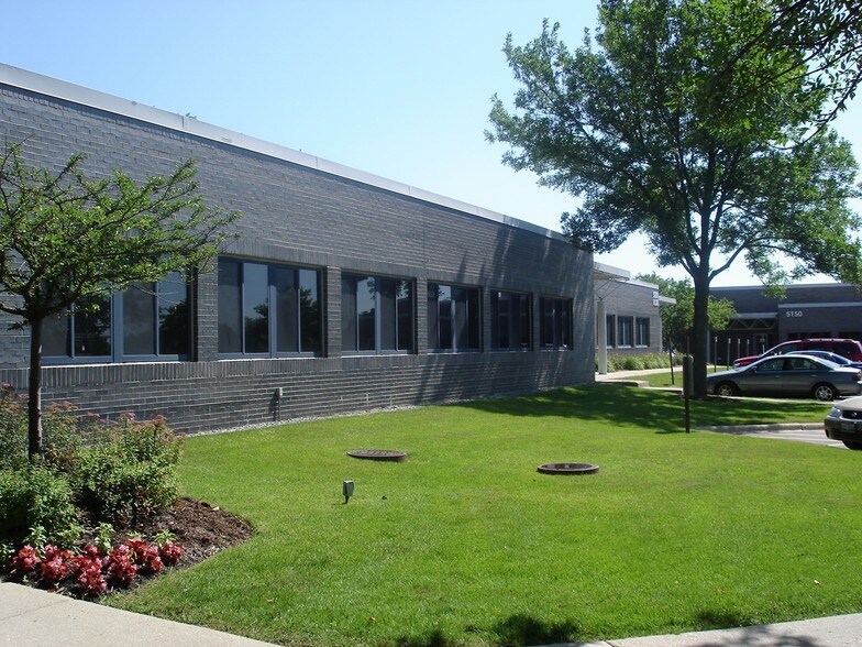More Photos Of 6200-6250 Capitol Dr, Wheeling Flex For Lease