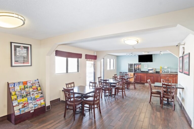 More Photos Of 1951 Broad Ave, Findlay Hotel For Sale