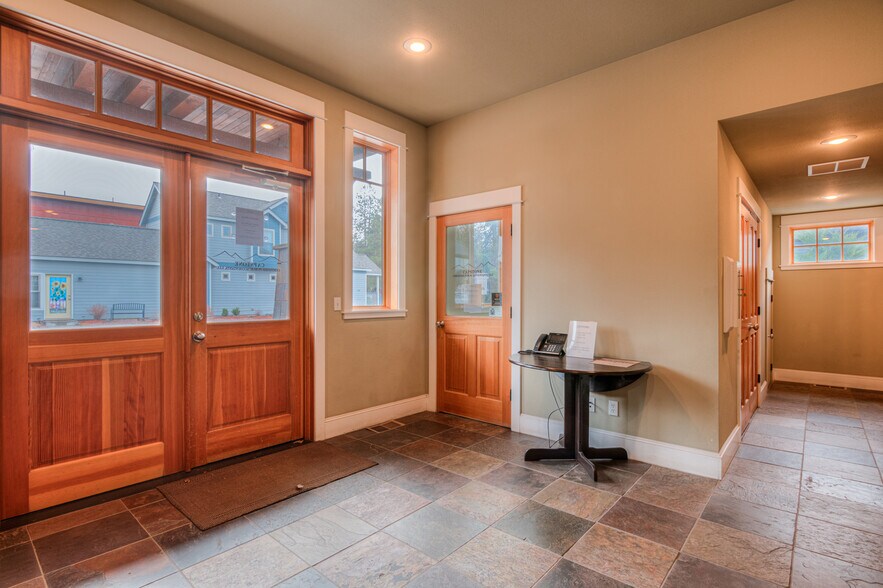 More Photos Of 257 S Pine St, Sisters Office For Lease