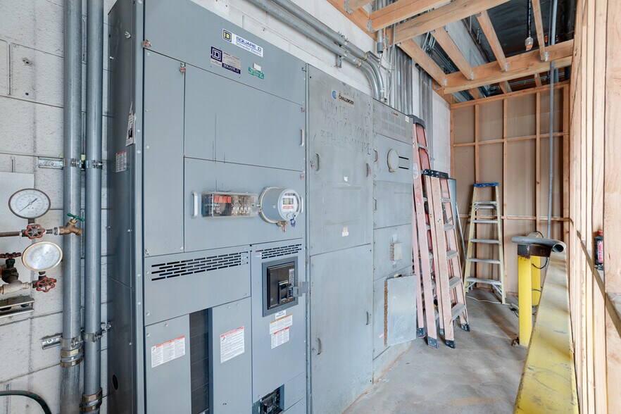 More Photos Of 11019 Penrose St, Sun Valley Manufacturing For Sale