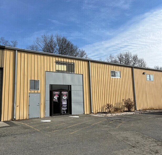 More Photos Of 663-679 Dawson Dr, Newark Warehouse For Lease