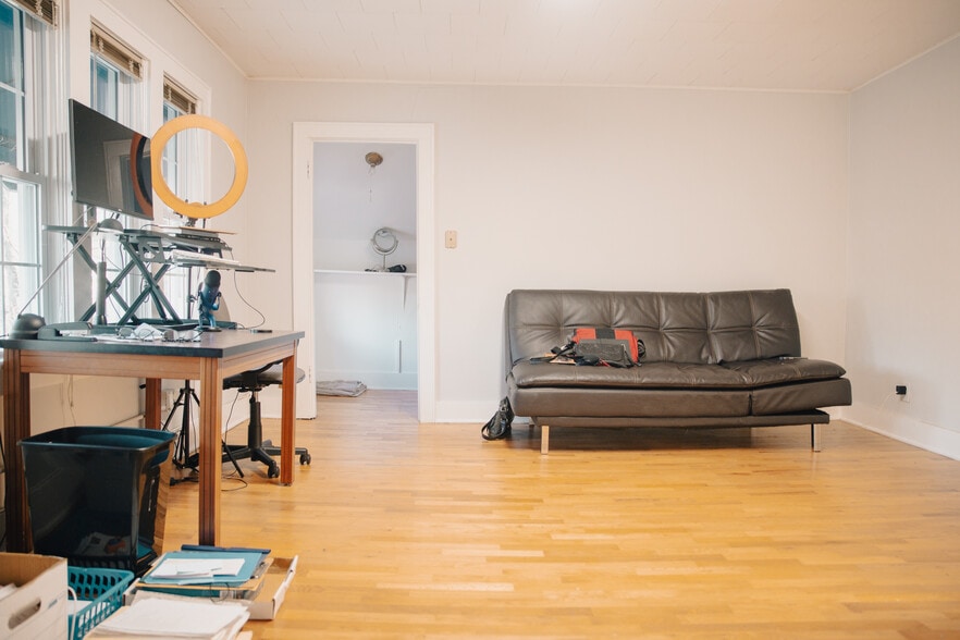 More Photos Of 355 N College Ave, Fayetteville Office Residential For Lease