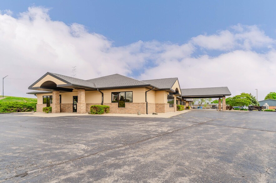More Photos Of 1875 West Pointe Dr, Oshkosh Medical For Sale
