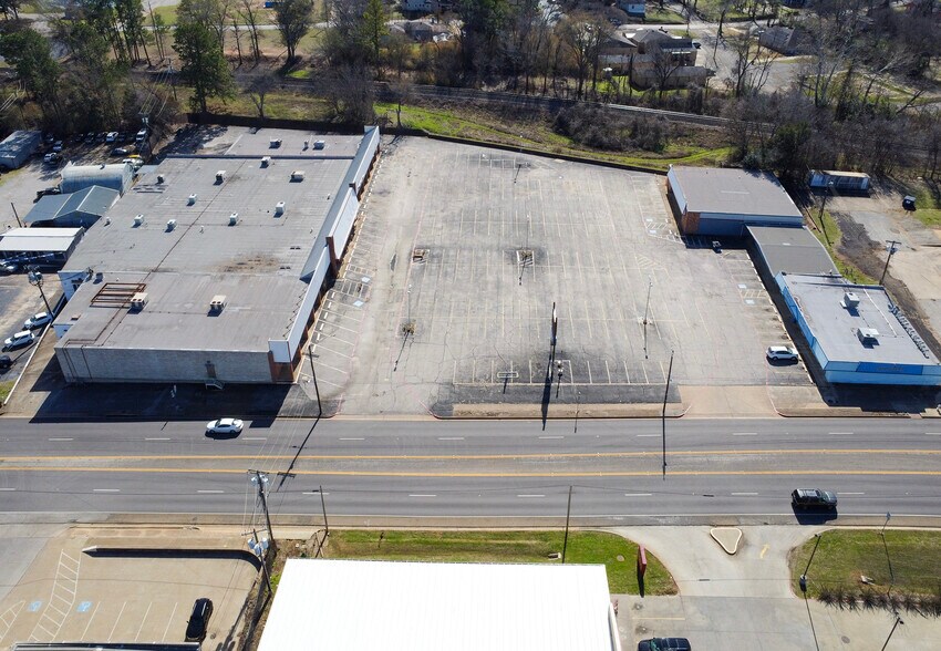 More Photos Of 315-330 E Spring St, Palestine Unknown For Lease