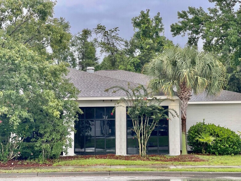 More Photos Of 975 Johnnie Dodds Blvd, Mount Pleasant Medical For Lease