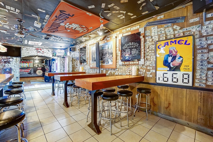 More Photos Of 3475 Mechanicsburg Rd, Springfield Bar For Sale