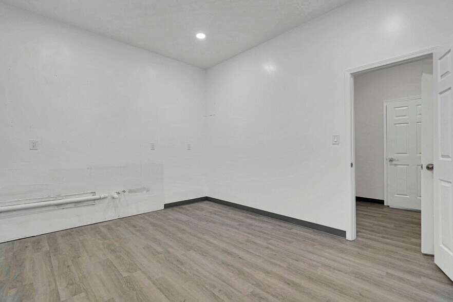 More Photos Of 9201-9373 Mike Garcia Dr, Manassas Warehouse For Lease