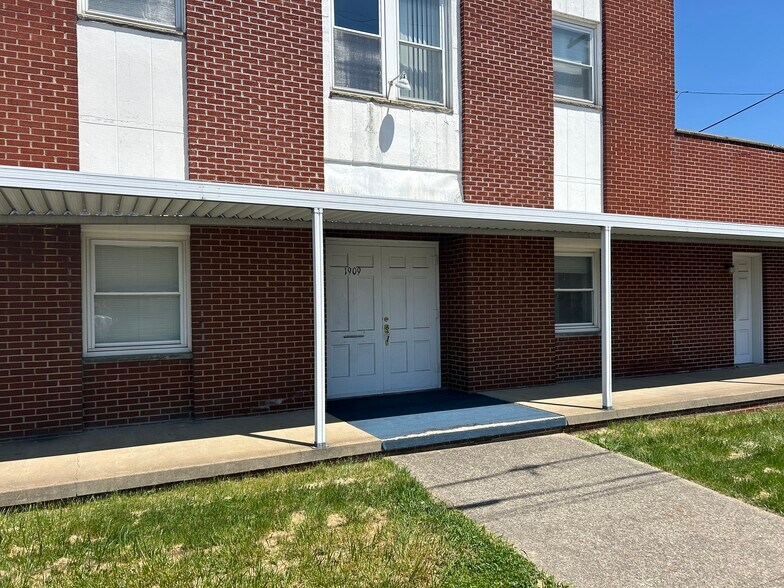 More Photos Of 1913 19th St, Nitro Lodge Meeting Hall For Lease