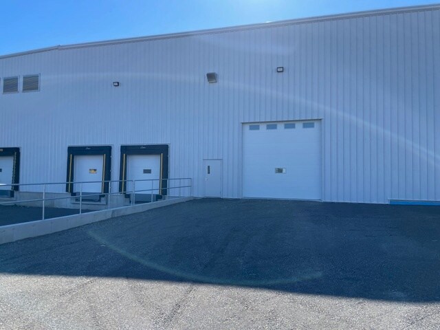 More Photos Of 71 Folsetter Dr, Paris Industrial For Lease