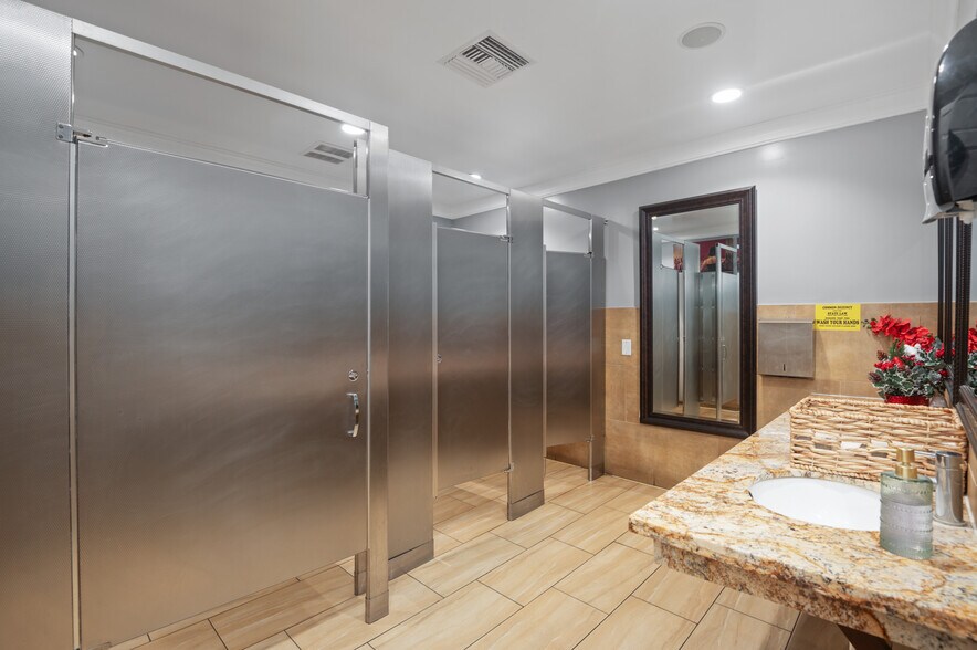 More Photos Of 16503 Whittier Blvd, Whittier Restaurant For Sale