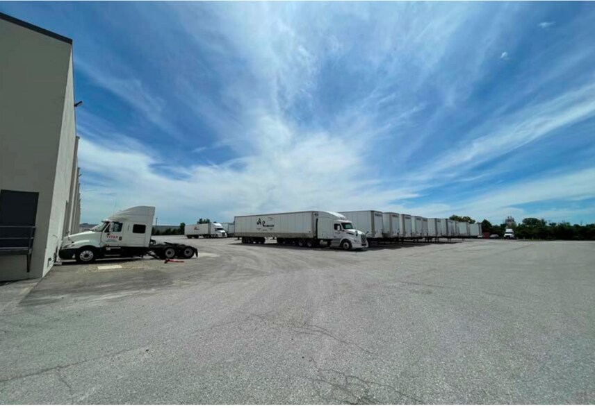 More Photos Of 3023 E Kemper Rd, Cincinnati Warehouse For Lease