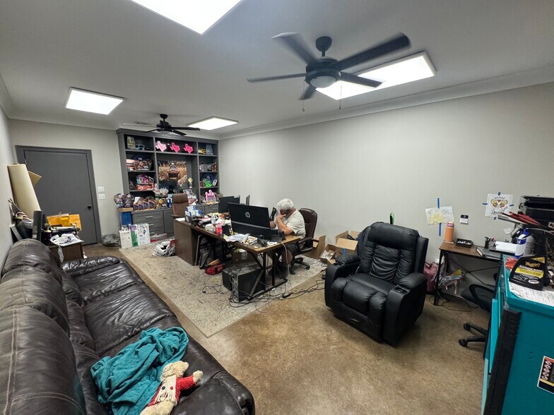 More Photos Of 7670 S Siwell Rd, Byram Warehouse For Sale
