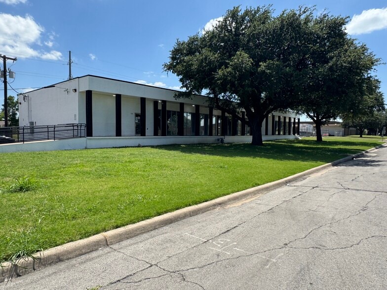 More Photos Of 7205 Envoy Ct, Dallas Showroom For Sale