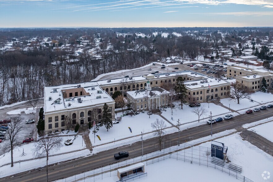 More Photos Of 1111 E South River St, Appleton Apartments For Lease