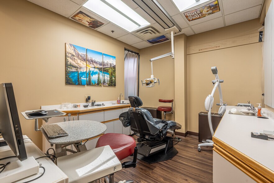 More Photos Of 950 N York Rd, Hinsdale Medical For Sale