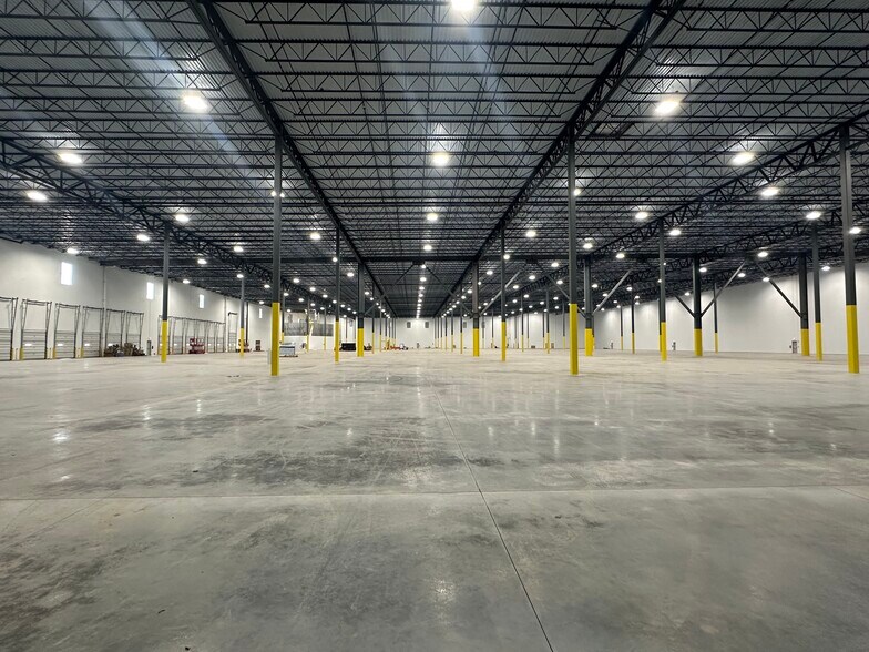 More Photos Of 395 Elizabeth Ave, Somerset Distribution For Lease