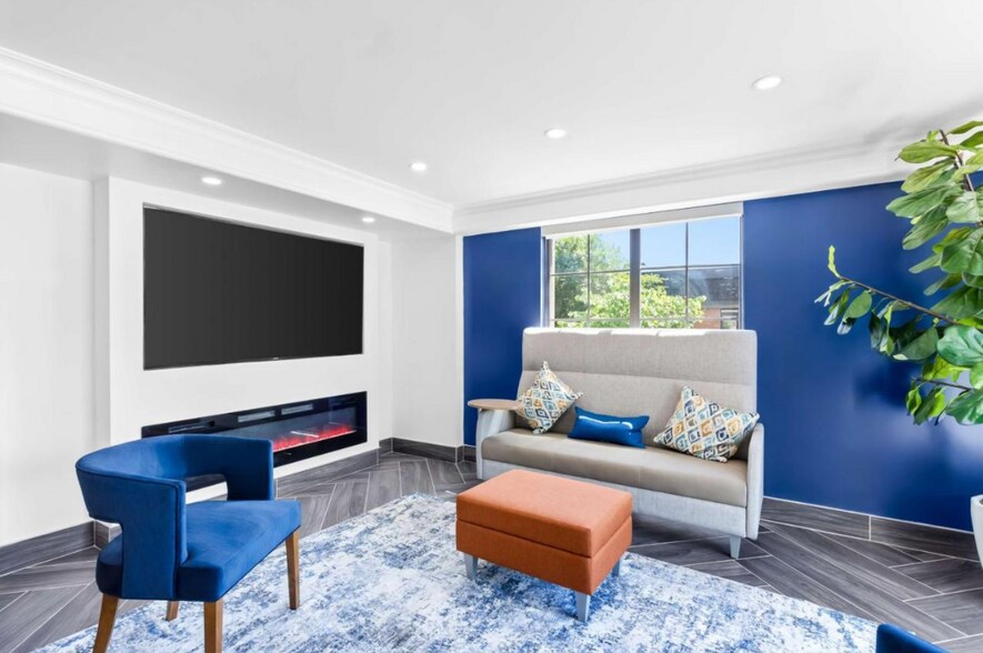 More Photos Of 1730 E Higgins Rd, Schaumburg Hotel For Sale