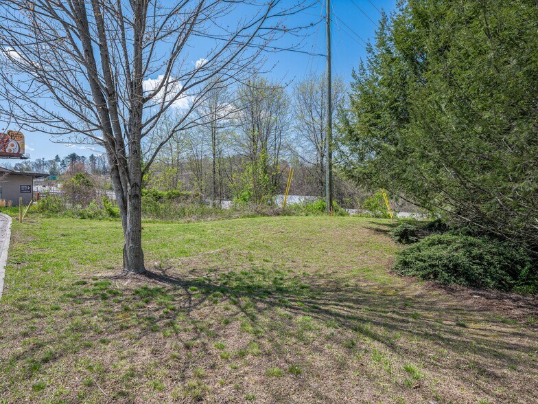 More Photos Of 786 Dogwood Rd, Asheville Office Residential For Sale